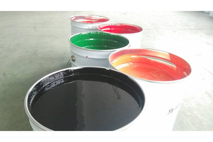 Application d'une mousse de polyuréthane pour toiture plate, d'une isolation imperméable et thermique, ainsi que d'un spray de peinture de couleur PU comme couche protectrice.
